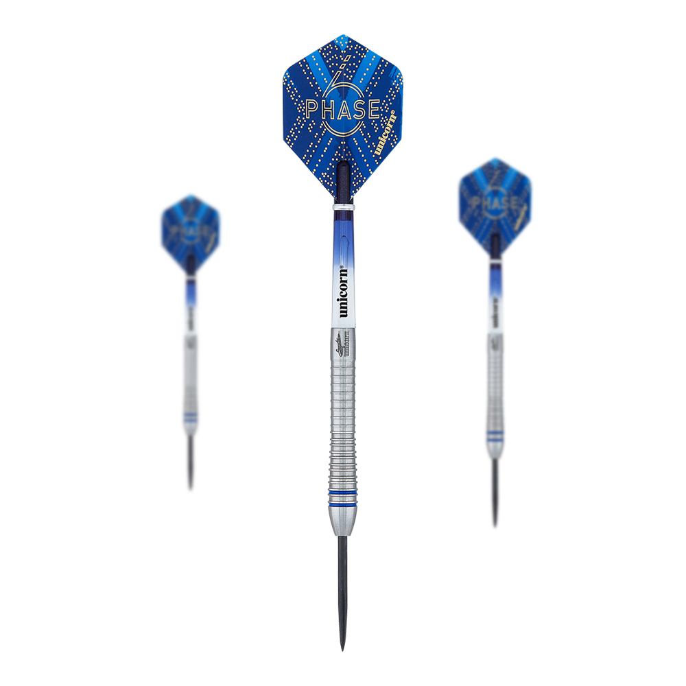 Das Bild zeigt drei Steeldarts des Modells „Unicorn Phase 6 World Champion Gary Anderson“. Die Darts haben blaue Flights mit dem Schriftzug „Phase 6“ und silberne, gerillte Barrels.
